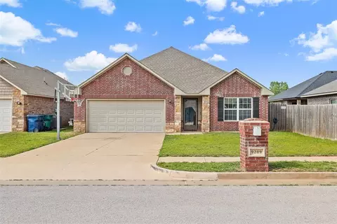 9209 NW 71st St, Yukon, OK 73099