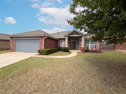 613 Applewood St, Moore, OK 73160