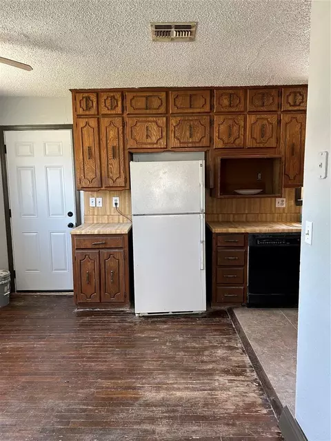 Kitchen - 314 N Main St, Thomas, OK 73669 photo 2 of 2