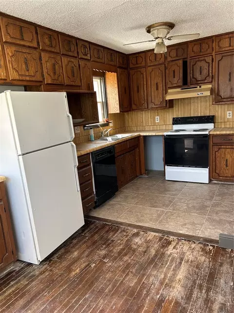 Kitchen - 314 N Main St, Thomas, OK 73669 photo 1 of 2
