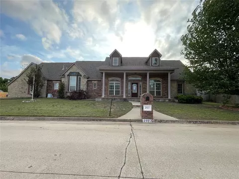 207 Stone Creek Rd, Midwest City, OK 73130