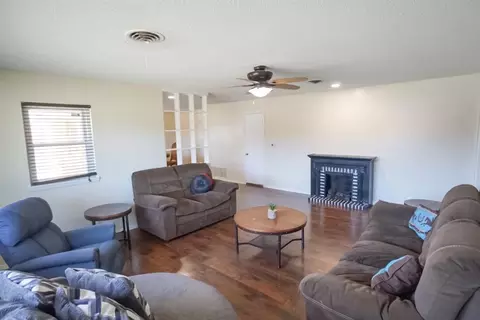 Living - 1909 W Modelle Ave, Clinton, OK 73601 photo 2 of 2