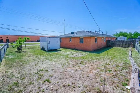 Exterior - 1909 W Modelle Ave, Clinton, OK 73601 photo 2 of 5