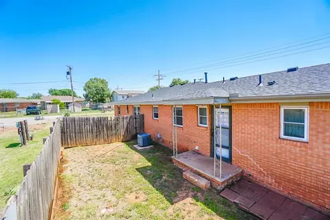 Exterior - 1909 W Modelle Ave, Clinton, OK 73601 photo 5 of 5
