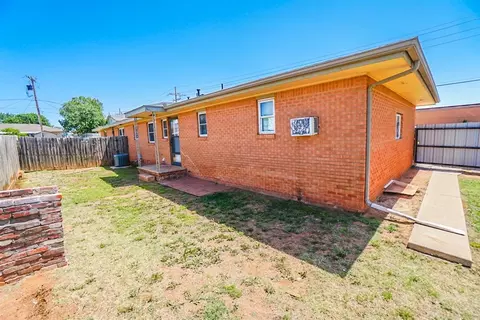 Exterior - 1909 W Modelle Ave, Clinton, OK 73601 photo 3 of 5