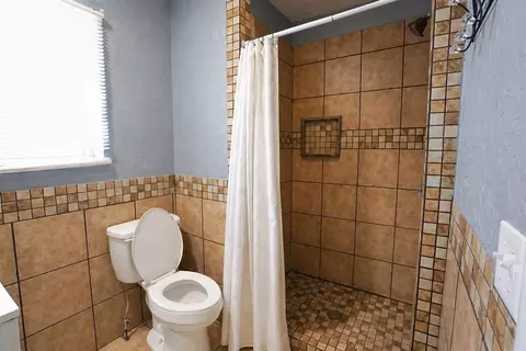 Bath - 1909 W Modelle Ave, Clinton, OK 73601 photo 1 of 4