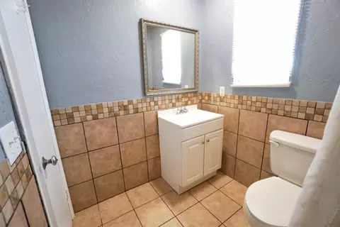 Bath - 1909 W Modelle Ave, Clinton, OK 73601 photo 2 of 4
