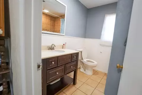 Bath - 1909 W Modelle Ave, Clinton, OK 73601 photo 3 of 4