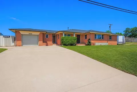 1909 W Modelle Ave, Clinton, OK 73601