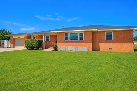 Exterior - 1909 W Modelle Ave, Clinton, OK 73601 photo 4 of 5