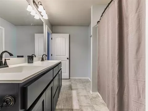 Bath - 524 Talon Dr, Norman, OK 73072 photo 3 of 6
