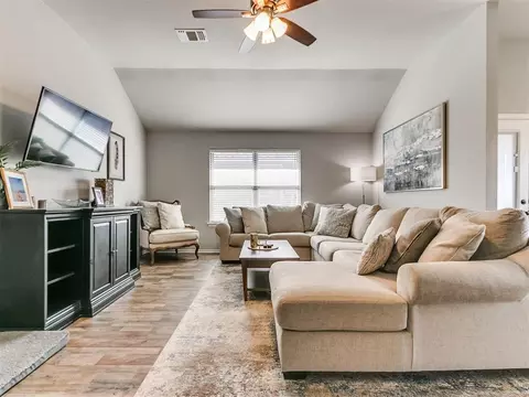 Living - 524 Talon Dr, Norman, OK 73072 photo 2 of 4