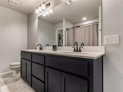 Bath - 524 Talon Dr, Norman, OK 73072 photo 2 of 6