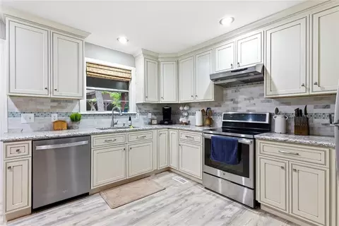 Kitchen - 110578 S 4183 Rd, Checotah, OK 74426 photo 2 of 2