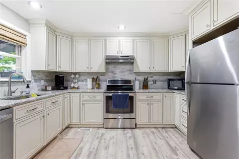 Kitchen - 110578 S 4183 Rd, Checotah, OK 74426 photo 1 of 2