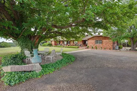 Exterior - 202 Whiteshield St, Hammon, OK 73650 photo 3 of 14