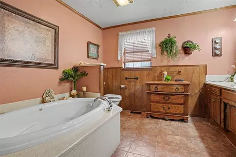 Bath - 202 Whiteshield St, Hammon, OK 73650 photo 1 of 3