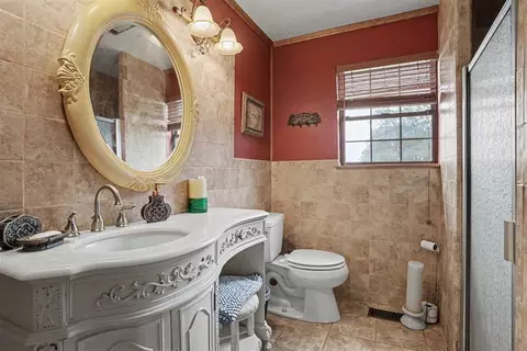 Bath - 202 Whiteshield St, Hammon, OK 73650 photo 3 of 3