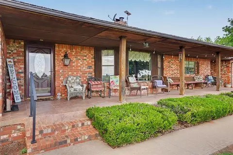 Exterior - 202 Whiteshield St, Hammon, OK 73650 photo 5 of 14