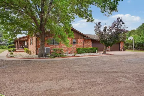 Exterior - 202 Whiteshield St, Hammon, OK 73650 photo 7 of 14
