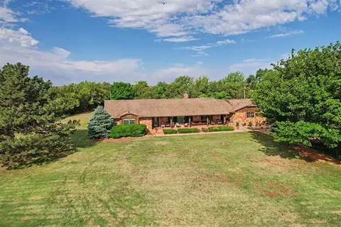 Exterior - 202 Whiteshield St, Hammon, OK 73650 photo 1 of 14