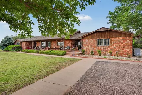 Exterior - 202 Whiteshield St, Hammon, OK 73650 photo 2 of 14