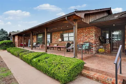 Exterior - 202 Whiteshield St, Hammon, OK 73650 photo 6 of 14