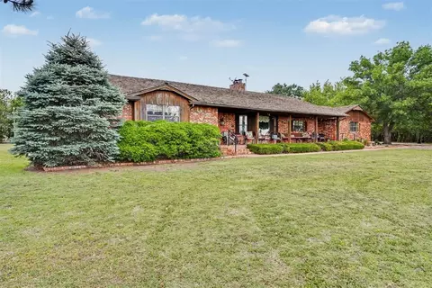 Exterior - 202 Whiteshield St, Hammon, OK 73650 photo 4 of 14