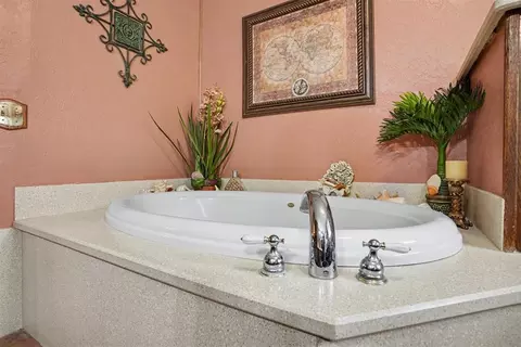 Bath - 202 Whiteshield St, Hammon, OK 73650 photo 2 of 3