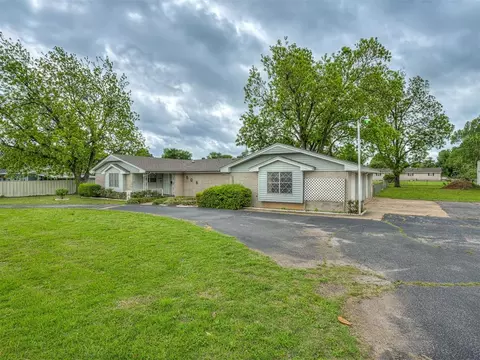 Exterior - 508 E Main St, Tuttle, OK 73089 photo 9 of 10