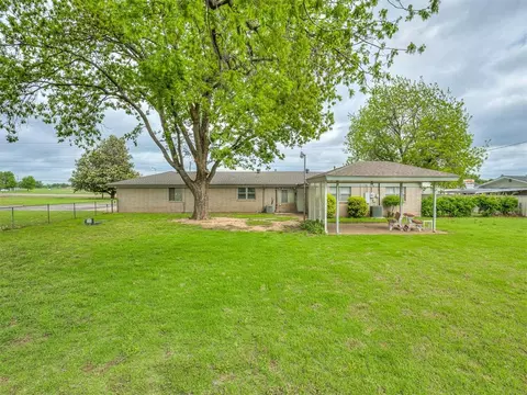 Exterior - 508 E Main St, Tuttle, OK 73089 photo 7 of 10