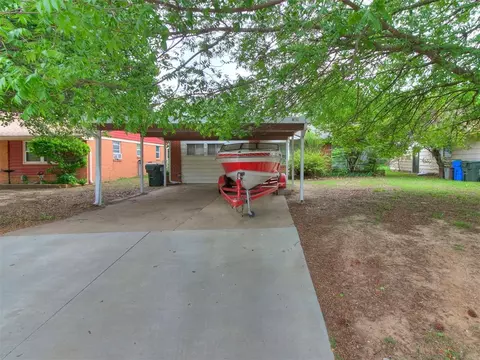827 W Berry Rd, Norman, OK 73069