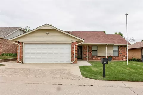 140 Oak Tree Ln, Midwest City, OK 73130