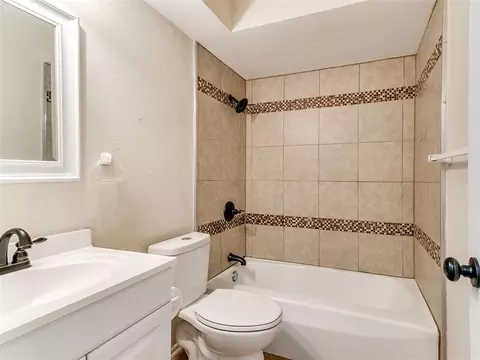 Bath - 2017 Elmhurst Dr, Norman, OK 73071 photo 1 of 4