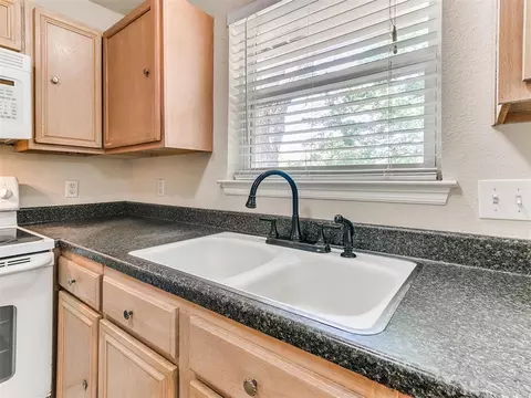 Kitchen - 2017 Elmhurst Dr, Norman, OK 73071 photo 5 of 5