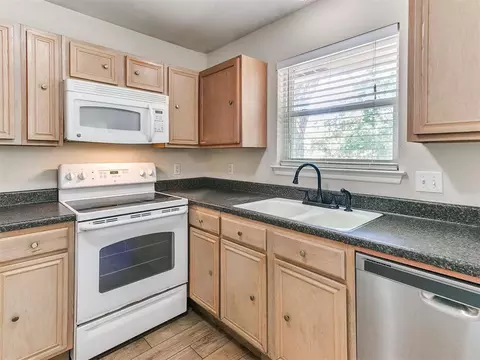 Kitchen - 2017 Elmhurst Dr, Norman, OK 73071 photo 3 of 5