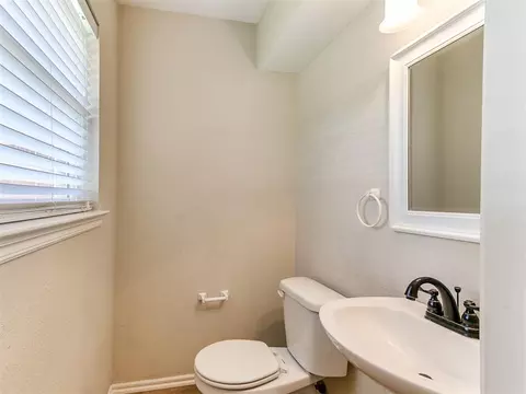 Bath - 2017 Elmhurst Dr, Norman, OK 73071 photo 3 of 4