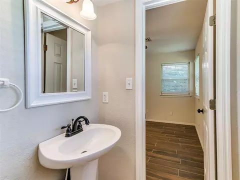 Bath - 2017 Elmhurst Dr, Norman, OK 73071 photo 4 of 4
