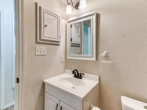 Bath - 2017 Elmhurst Dr, Norman, OK 73071 photo 2 of 4