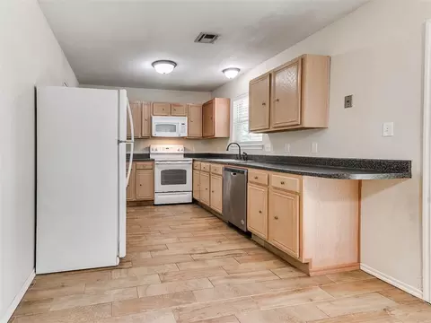 Kitchen - 2017 Elmhurst Dr, Norman, OK 73071 photo 2 of 5