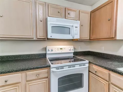 Kitchen - 2017 Elmhurst Dr, Norman, OK 73071 photo 4 of 5