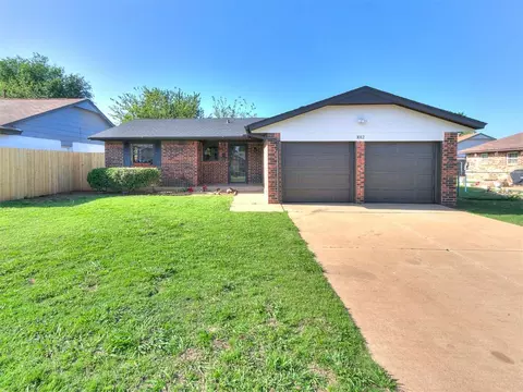 1012 Hargis Ln, Moore, OK 73160