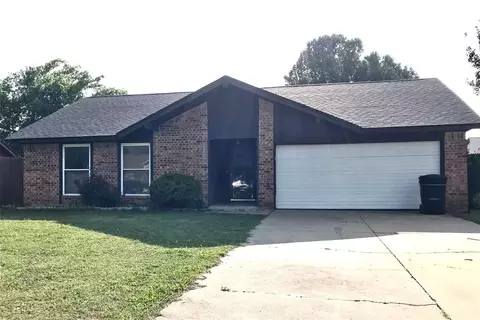 2105 Crystal Dr, Moore, OK 73160