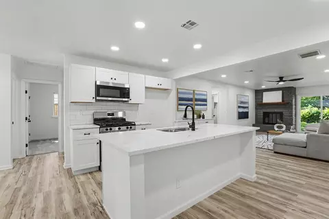 Kitchen - 210 E Vida Way, Norman, OK 73069 photo 1 of 2