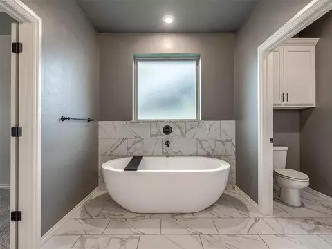 Bath - 4844 Constitution Ln, Tuttle, OK 73089 photo 3 of 7