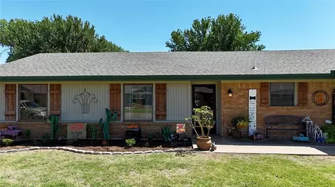 2112 Lynn Ln, Weatherford, OK 73096