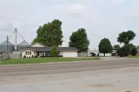 Exterior - 401 S Coblake St, Apache, OK 73006 photo 4 of 13