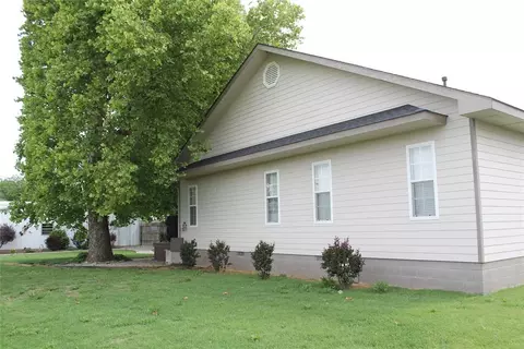 Exterior - 401 S Coblake St, Apache, OK 73006 photo 11 of 13