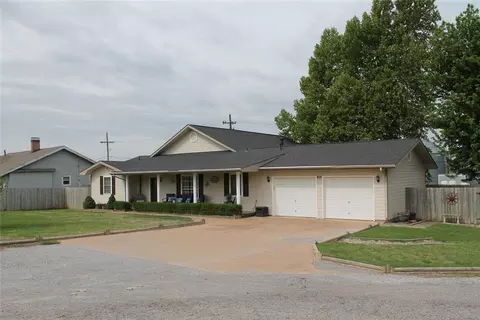 Exterior - 401 S Coblake St, Apache, OK 73006 photo 6 of 13