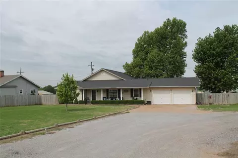 Exterior - 401 S Coblake St, Apache, OK 73006 photo 3 of 13